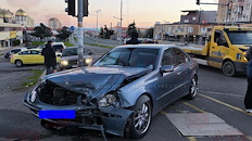 Сливенски Мерцедес се заби в светофар в комплекс Меден рудник