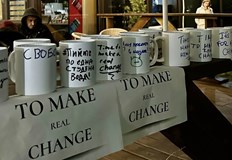 Телевизията обвини водещата в политически пристрастия заради надпис върху чашаАсоциацията