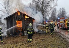 Огънят е тръгнал от печка на твърдо гориво в квартал