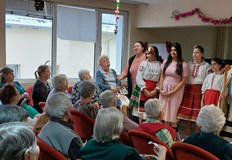 Шестокласници от СУ Йордан Йовков Русе зарадваха обитателите на три