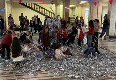 Малчуганите получиха лакомства и танцуваха с огромен мечок във фоайетоОгромен