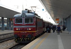 Анализаторът предупреждава за схема при която държавата осигурява влаковете а