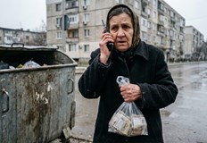 Жената хвърлила парите до контейнер за смет мислейки че спасява