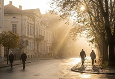 Мъглите обхващат равнините сутрин слънце ще грее в планинитеСравнително топло