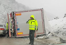 Тежък трафик и инциденти с ТИР ове на празникаТежката пътна