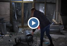 Счупени прозорци изкъртени кофи и ранени полицаи след ескалацията на