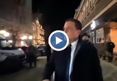 Граждани посрещнаха депутата от ИТН с възгласи Усещате ли Пеевски