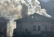Огнеборци не могат да достигнат покрива на горящата къщаТежък пожар