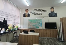 Ученици подредиха витрините с експонати по национална програма за модерна