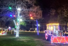 Богатата украса повдига настроението на жителите и гостите на селотоЦентърът