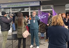 Протестни лентички и плакати с искания за доходи напълниха дворовете