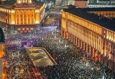 Протестиращите в София изпълниха химна и поискаха оставкиХиляди граждани се