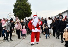 Празнично настроение и подаръци за 120 деца на военния пирсНетрадиционно