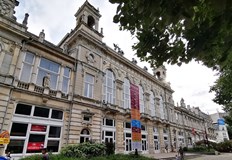 Стойността достигна близо милион лева течове затвориха зала Европа Община