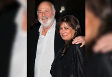 Полицията разследва двойно убийство медиите посочват сина им Ник като