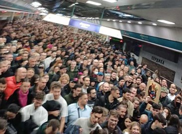 Протестът препълни метрото в София