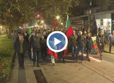 Граждани обсипаха с тоалетна хартия МВР, протести заляха страната