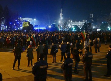 Протест "Не храни прасето" събира недоволни пред съда в Русе