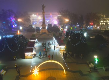 Русе засия с 16-метрово виенско колело и стотици метри гирлянди