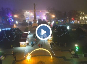 Русе засия с 16-метрово виенско колело и стотици метри гирлянди Русе засия с 16-метрово виенско колело и стотици метри гирлянди