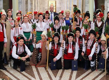 Румен Радев посрещна в Президентството коледарчета от Русе