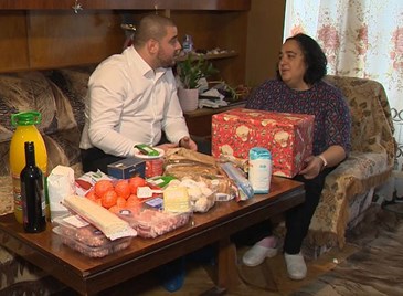 Млад мъж зарадва самотна майка в Русе за Коледа