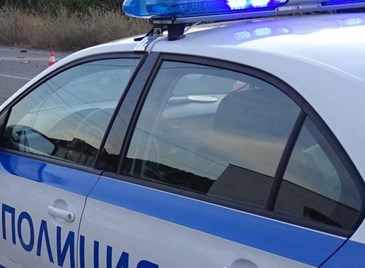 Кола се обърна по таван на пътя Басарбово  - Иваново