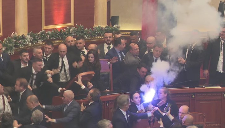 Опозицията окупира местата на министрите, а гвардията се намеси със сила по време на клетвата на новия омбудсман Опозицията окупира местата на министрите, а гвардията се намеси със сила по време на клетвата на новия омбудсман