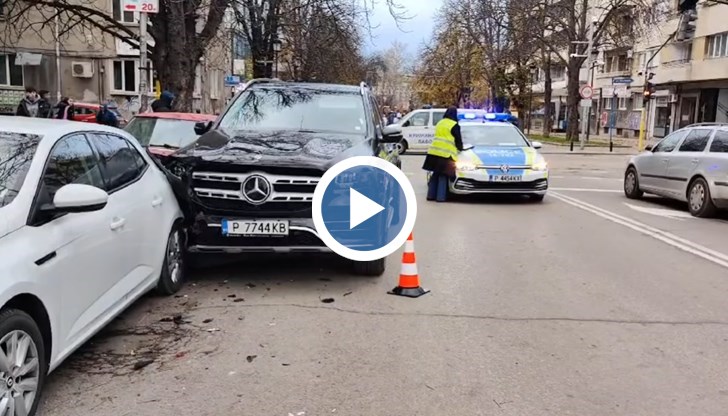 Жена с "Мерцедес" помете пешеходец и се заби в паркирани коли
