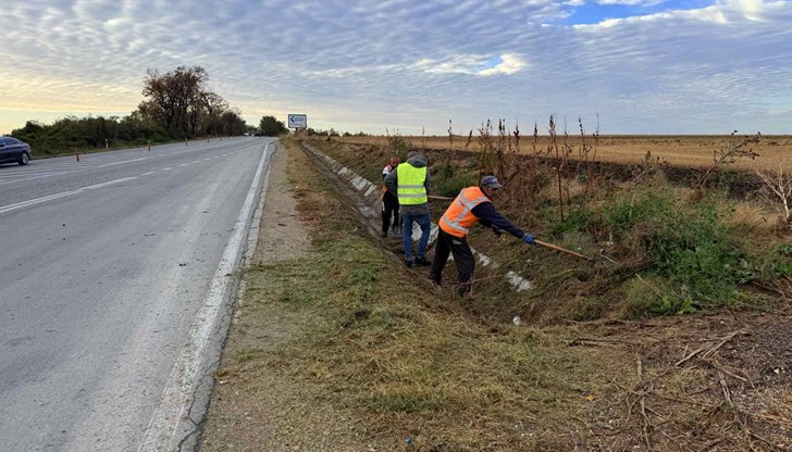 Към момента се почистват канавки и се изрязват храсти