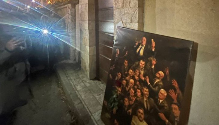 Демонстрантите оставиха символична картина с послание и призоваха за освобождаване на политическите затворници Демонстрантите оставиха символична картина с послание и призоваха за освобождаване на политическите затворници