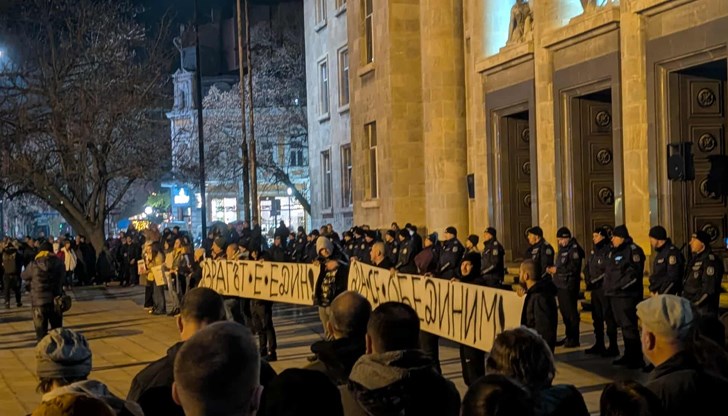 Скандирания "Мафия" и "Оставка" огласиха центъра на Русе