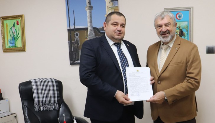 Областният управител Драгомир Драганов и районният мюфтия Юджел Хайредин отчетоха 18 000 лева дарения за сираци