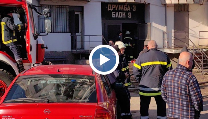 Огнеборци евакуираха жилищна сграда, пожарникар е прегледан в болница