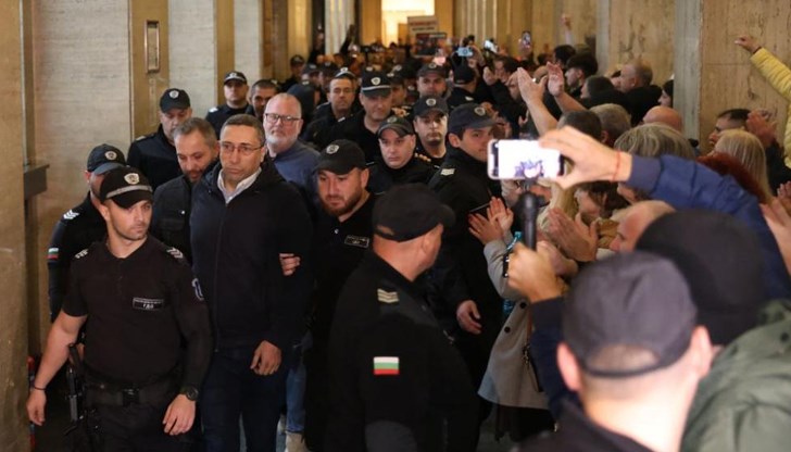 Напрежение в Съдебната палата - pротестиращи обградиха влогъра Любомир Жечев