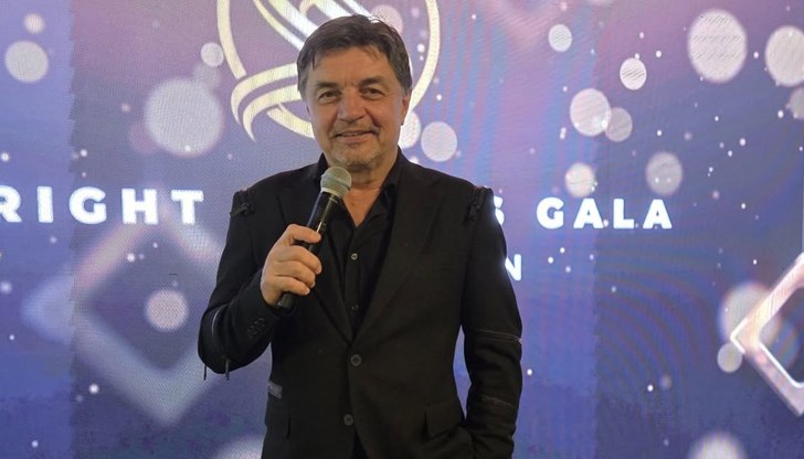 Роденият в Русе музикант слуша албума на грамофон от "Кореком" Роденият в Русе музикант слуша албума на грамофон от "Кореком"