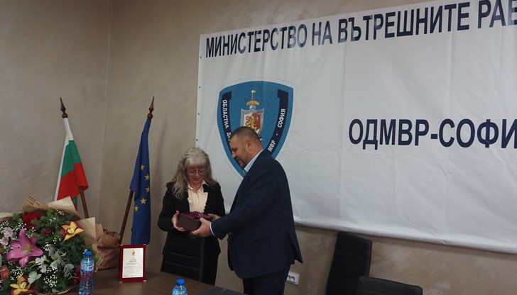 Старши комисар Тихомир Ценов отличи новия заместник-апелативен прокурор с почетен плакет и лично оръжие за успешното партньорство