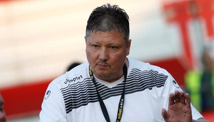 Легендарният нападател продължава битката с тежкото заболяване в клиника в Германия Легендарният нападател продължава битката с тежкото заболяване в клиника в Германия