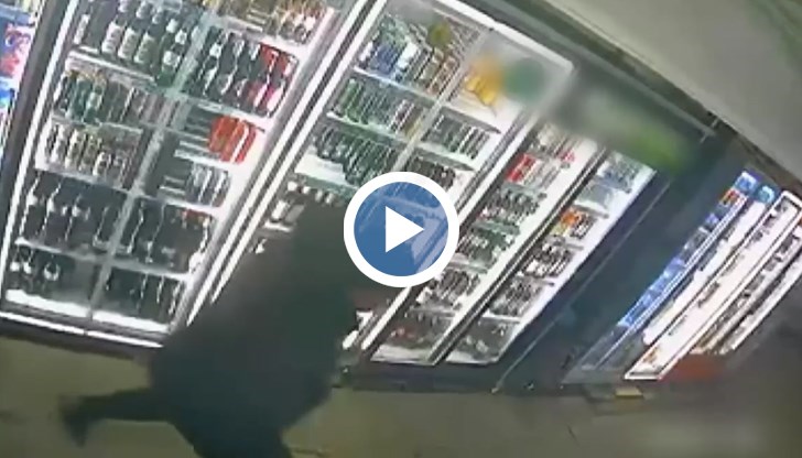 Видео показва как единият нападател скача върху главата на жертвата