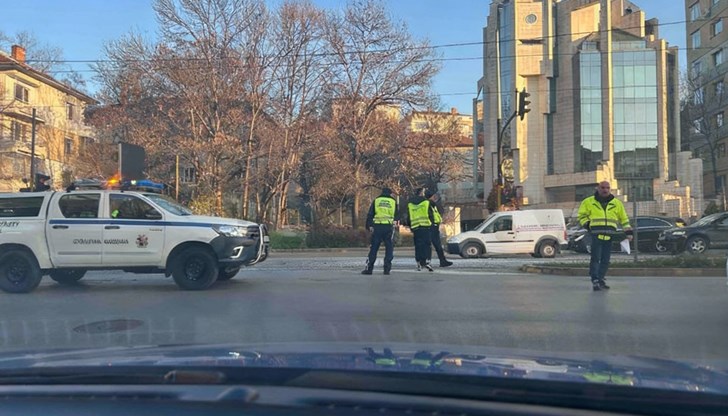 Няма ранени при инцидента, движението в района е силно затруднено