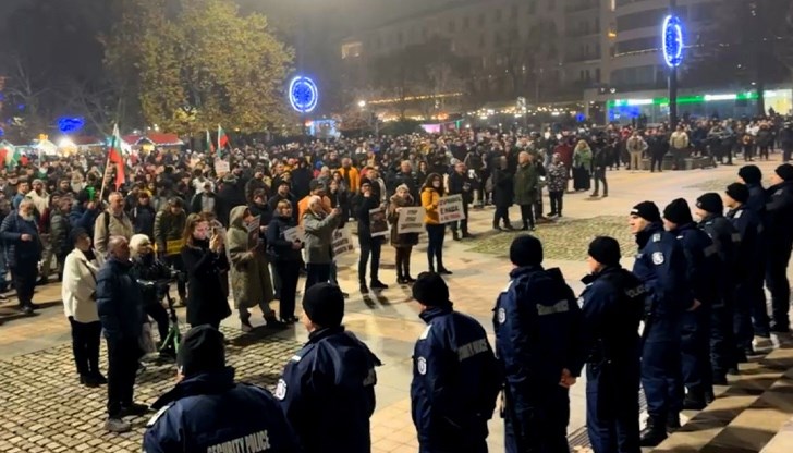 Викове "Оставка" огласиха централния площад "Свобода" Викове "Оставка" огласиха централния площад "Свобода"
