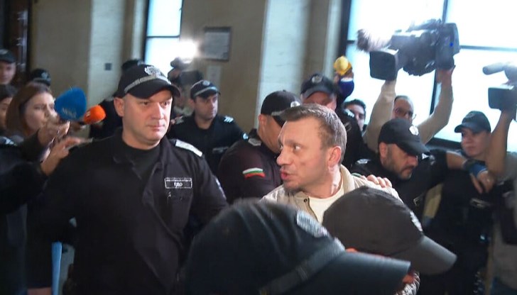 Единият от обвиняемите за принуда и наркотици е с влошено здравословно състояние