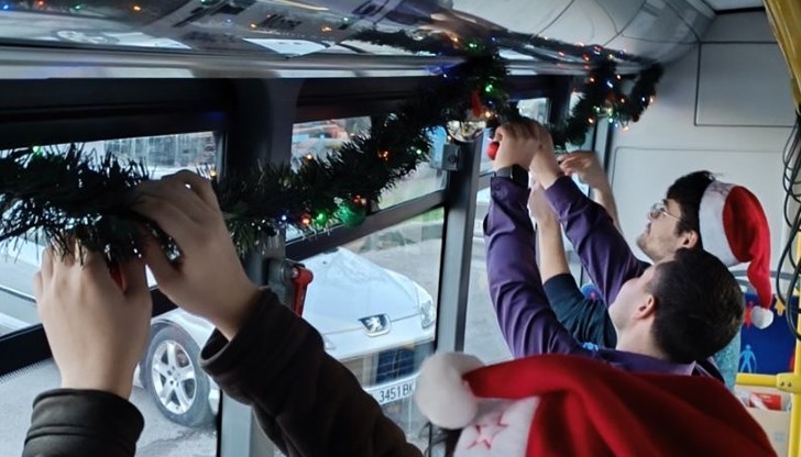 Доброволци от Младежкия парламент преобразиха превозните средства на "Общински Транспорт Русе" с коледна декорация