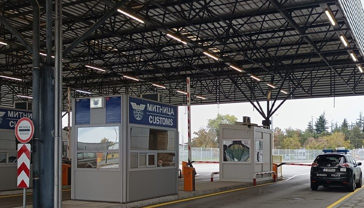 Движението е спряно за всички видове автомобили след 14:00 часа Движението е спряно за всички видове автомобили след 14:00 часа