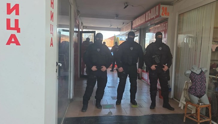 Спецполицаите проверяват фирми за бързи кредити в "Люлин" заради финансирането на протестите Спецполицаите проверяват фирми за бързи кредити в "Люлин" заради финансирането на протестите