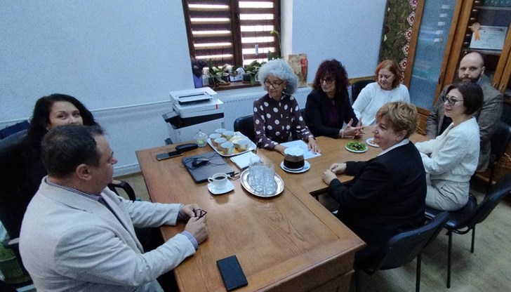 Директорите на СУ "Христо Ботев" и колежа "Йон Майореску" подписват споразумение за сътрудничество Директорите на СУ "Христо Ботев" и колежа "Йон Майореску" подписват споразумение за сътрудничество