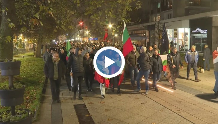 Граждани обсипаха с тоалетна хартия МВР, протести заляха страната