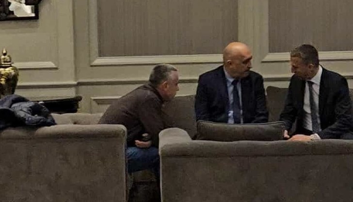 Кметове на ДПС и жандармерия заснети пред хотел "Астория" Кметове на ДПС и жандармерия заснети пред хотел "Астория"