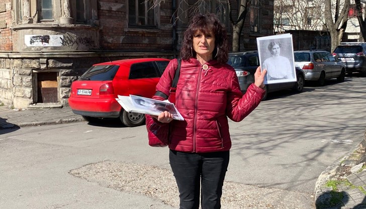 Изданието включва над 280 изображения и изследва ролята на нежния пол от Възраждането до наши дни Изданието включва над 280 изображения и изследва ролята на нежния пол от Възраждането до наши дни