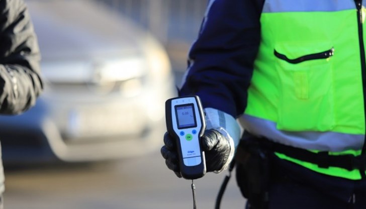 Полицията образува бързо производство срещу водача на "Ситроен", седнал зад волана в нетрезво състояние Полицията образува бързо производство срещу водача на "Ситроен", седнал зад волана в нетрезво състояние